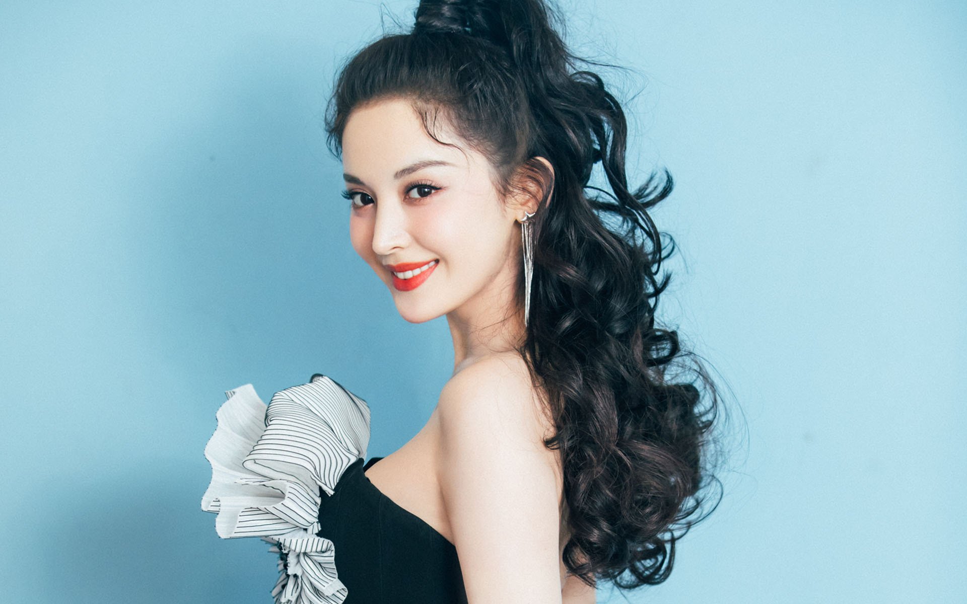 明星球员跨国转会频繁，国际市场竞争激烈，球星转会是什么意思