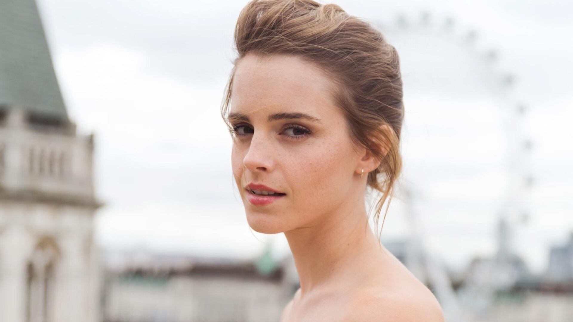 训练期间开展模拟比赛提高实战应变能力和位置转换效率，模拟训练采用的两种方式是什么